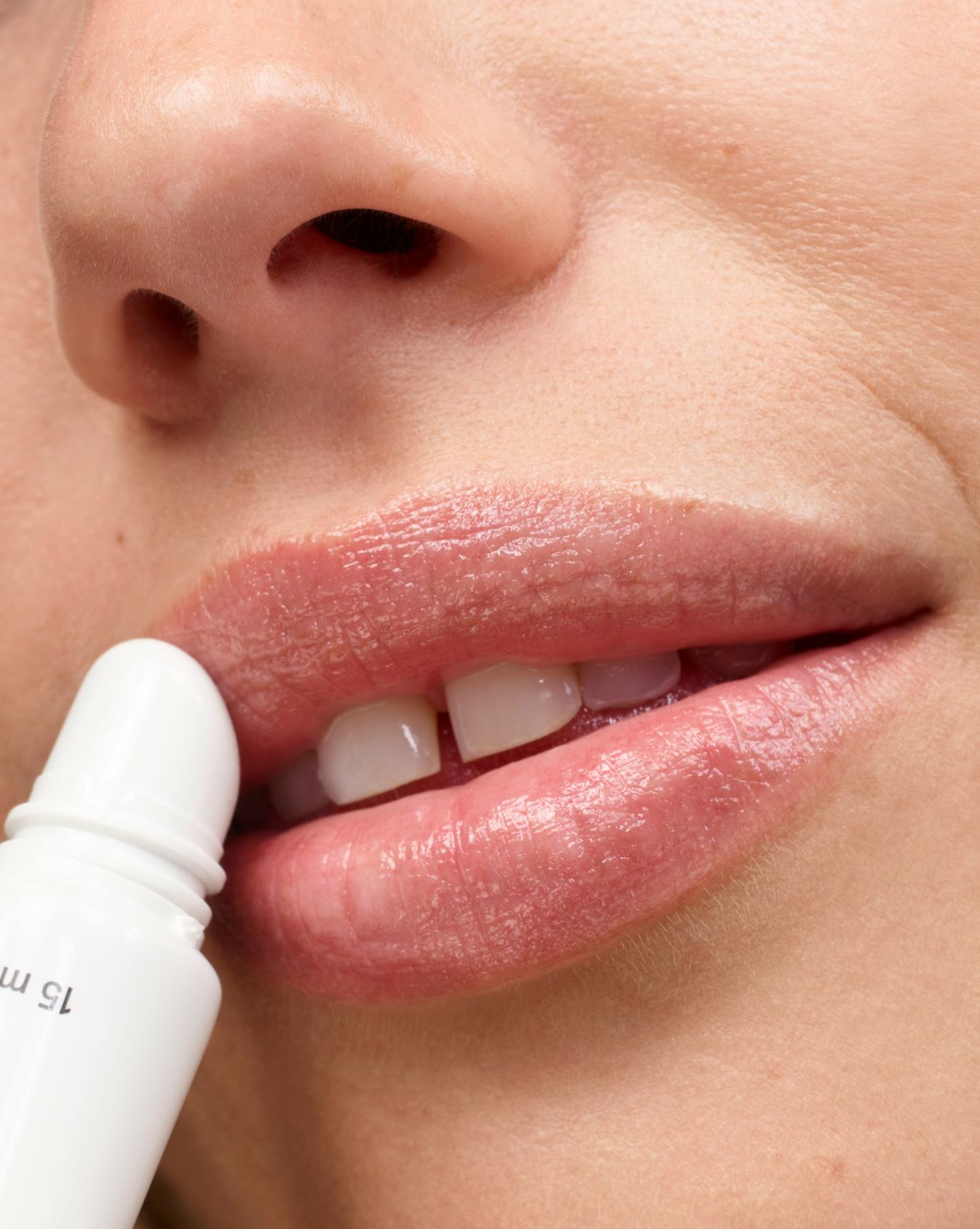 Glossier Lip Balm Dotcom 15ml - Zin Beauty Shop - Zine Beauty Shop